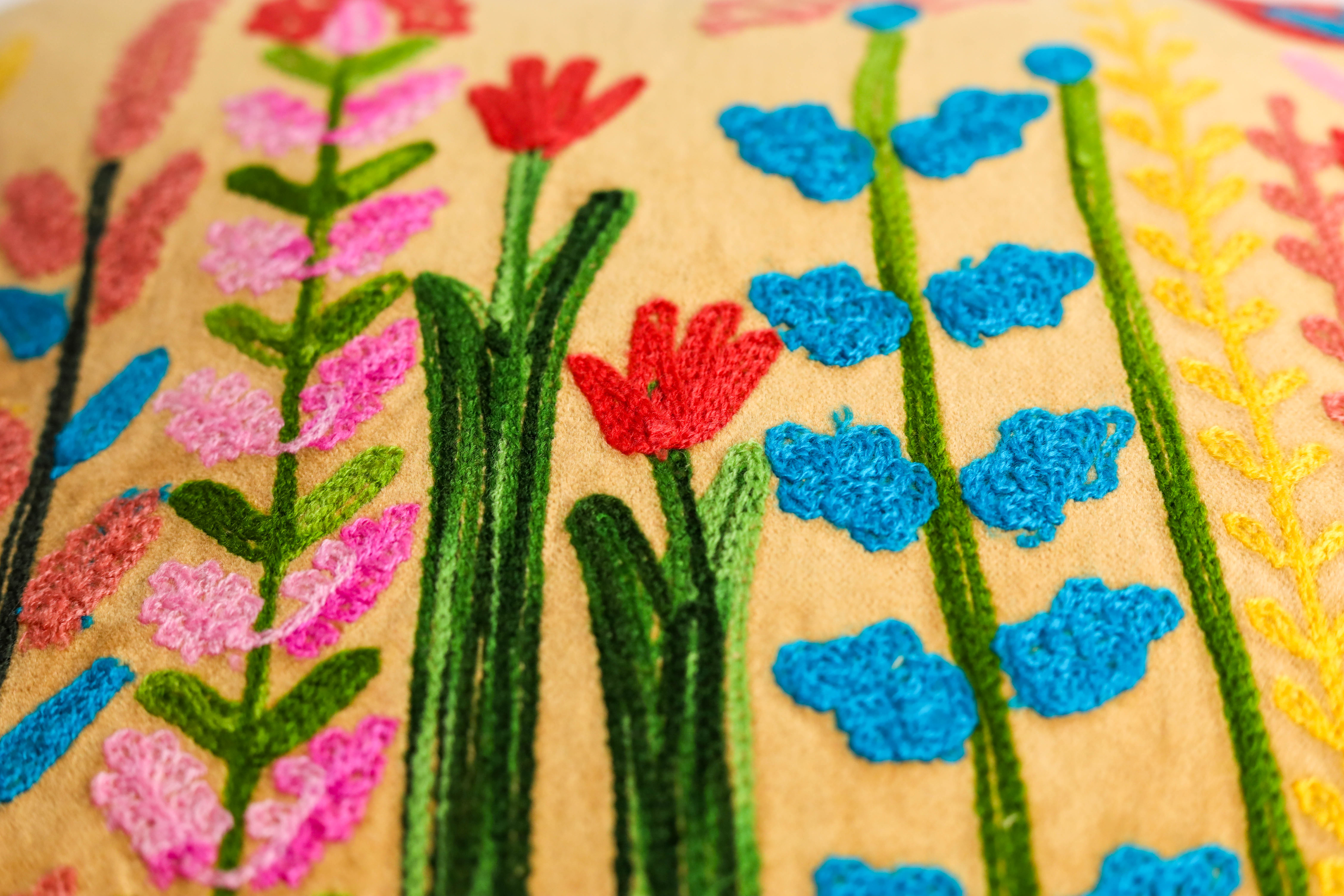 Samtkissenbezug Sofakissen Besticktes Dekokissen, Blumenwiese auf Samt in Handarbeit, Buntes Kissen, Florales Muster, weiches Kissen mit Füllung 