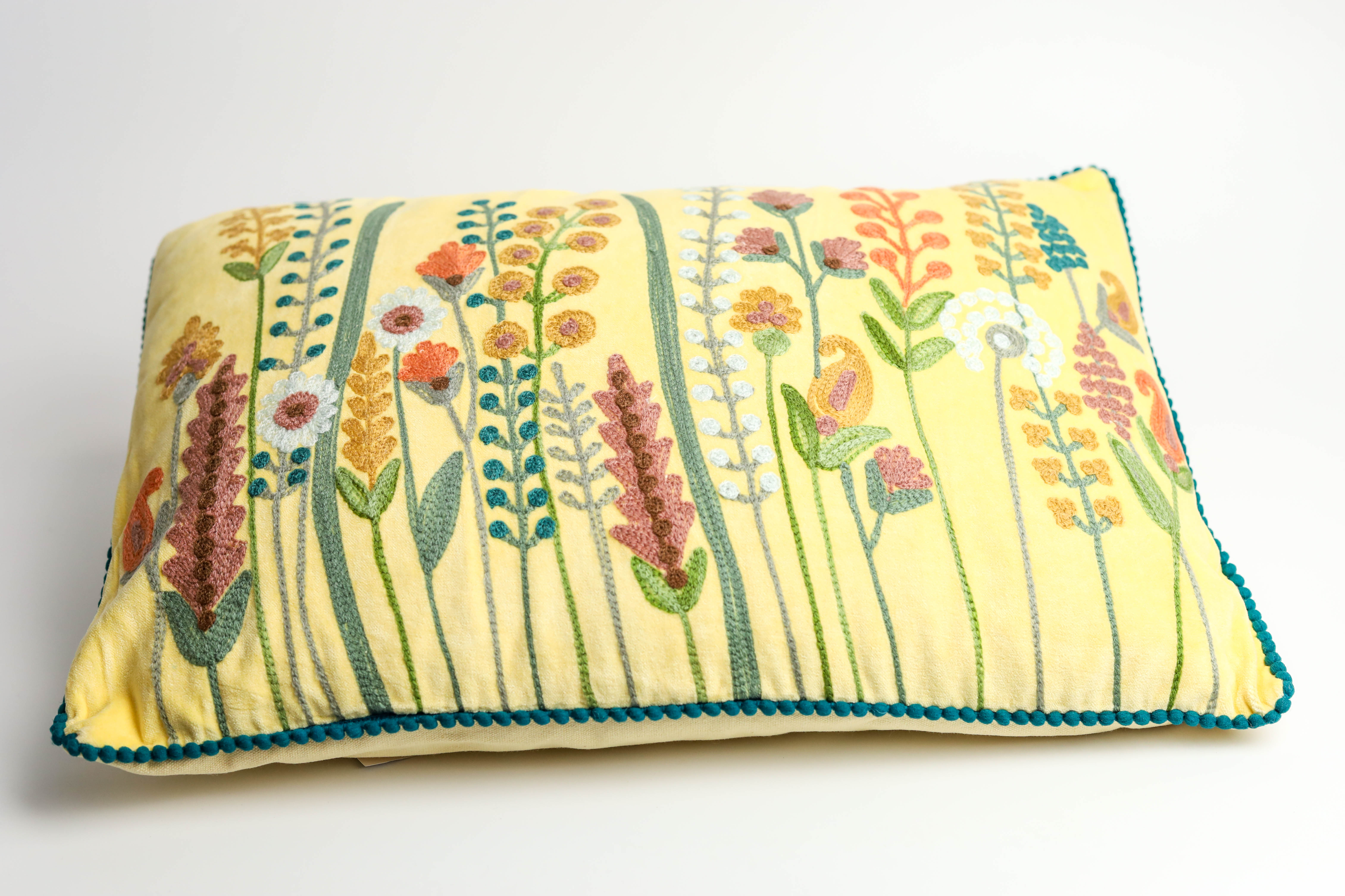 Samtkissenbezug Sofakissen Besticktes Dekokissen, Blumenwiese auf Samt in Handarbeit, Buntes Kissen, Florales Muster, weiches Kissen mit Füllung  
