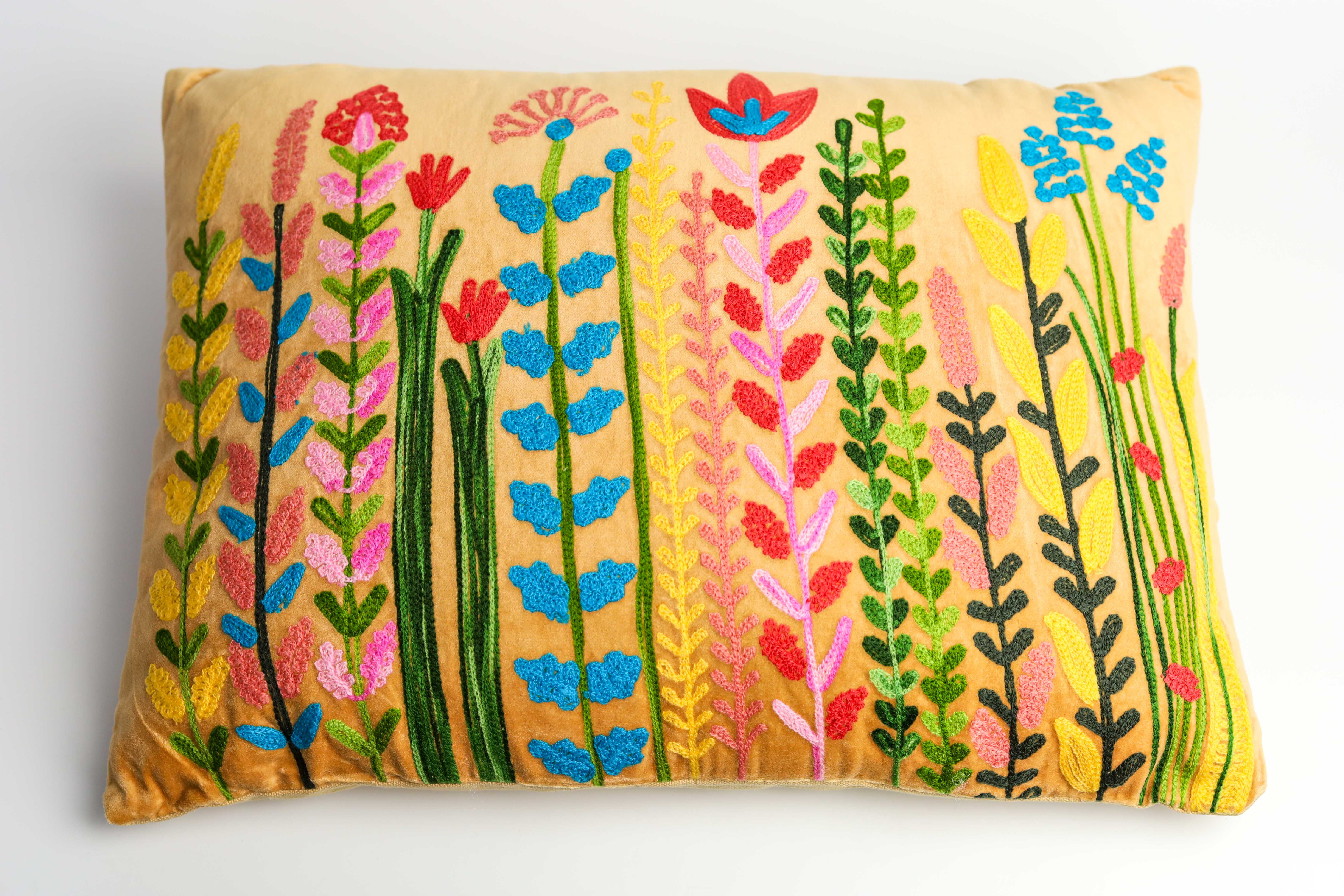 Samtkissenbezug Sofakissen Besticktes Dekokissen, Blumenwiese auf Samt in Handarbeit, Buntes Kissen, Florales Muster, weiches Kissen mit Füllung 