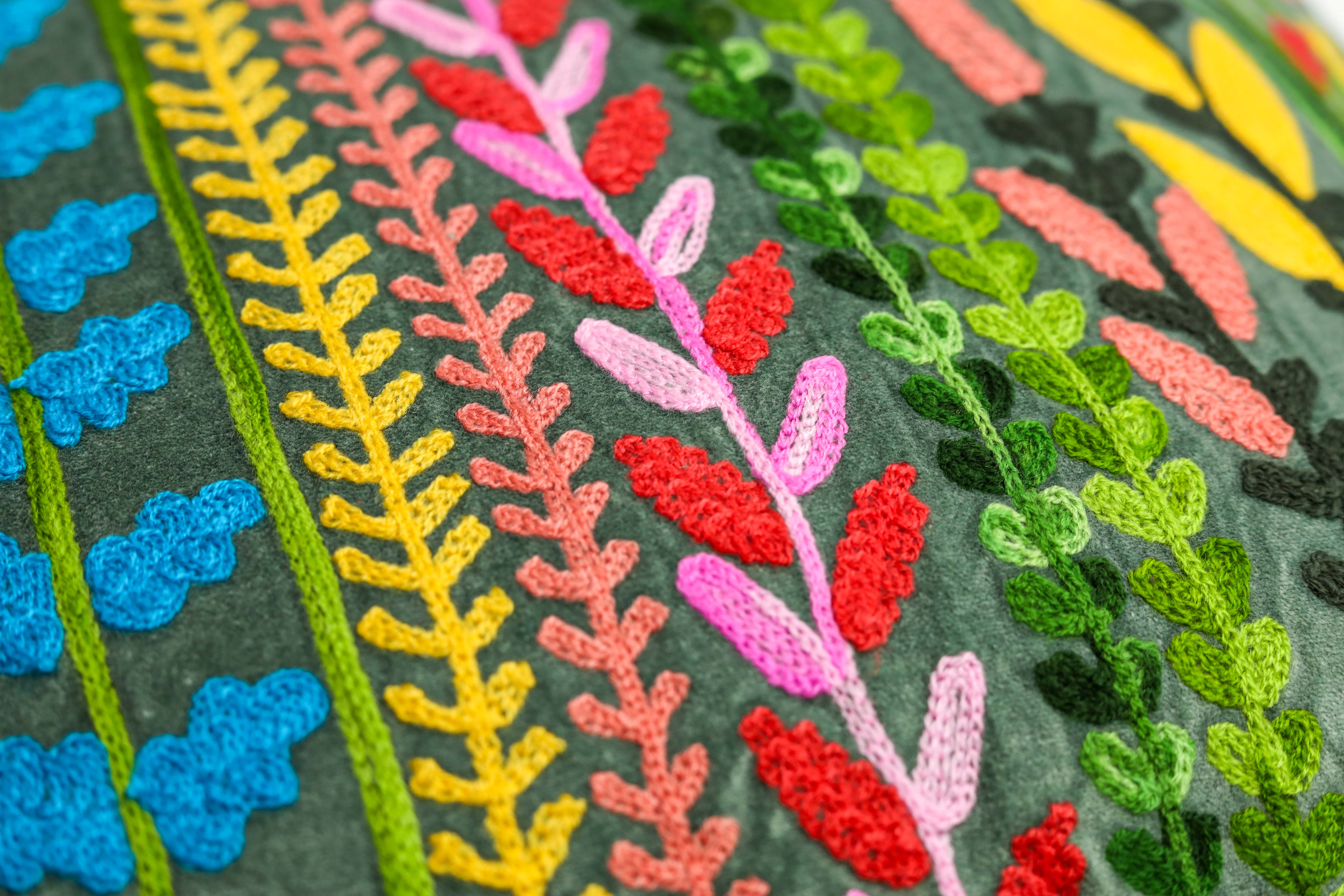 Samtkissenbezug Besticktes Dekokissen, Blumenwiese auf Samt in Handarbeit, Buntes Kissen, Florales Muster, weiches Kissen mit Füllung
