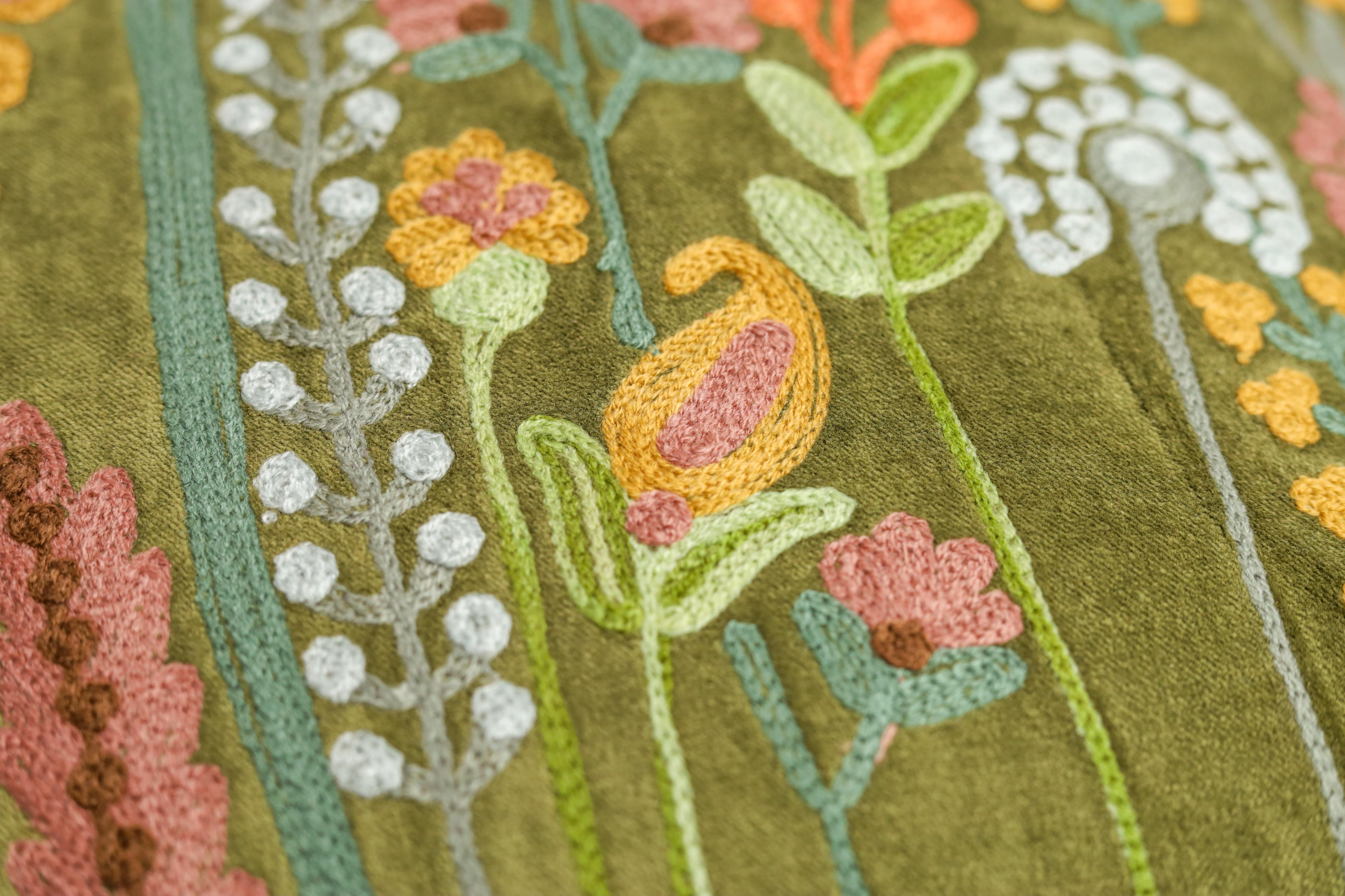 Grünes Samtkissenbezug Besticktes Dekokissen, Blumenwiese auf Samt in Handarbeit, Buntes Kissen, Florales Muster, weiches Kissen mit Füllung