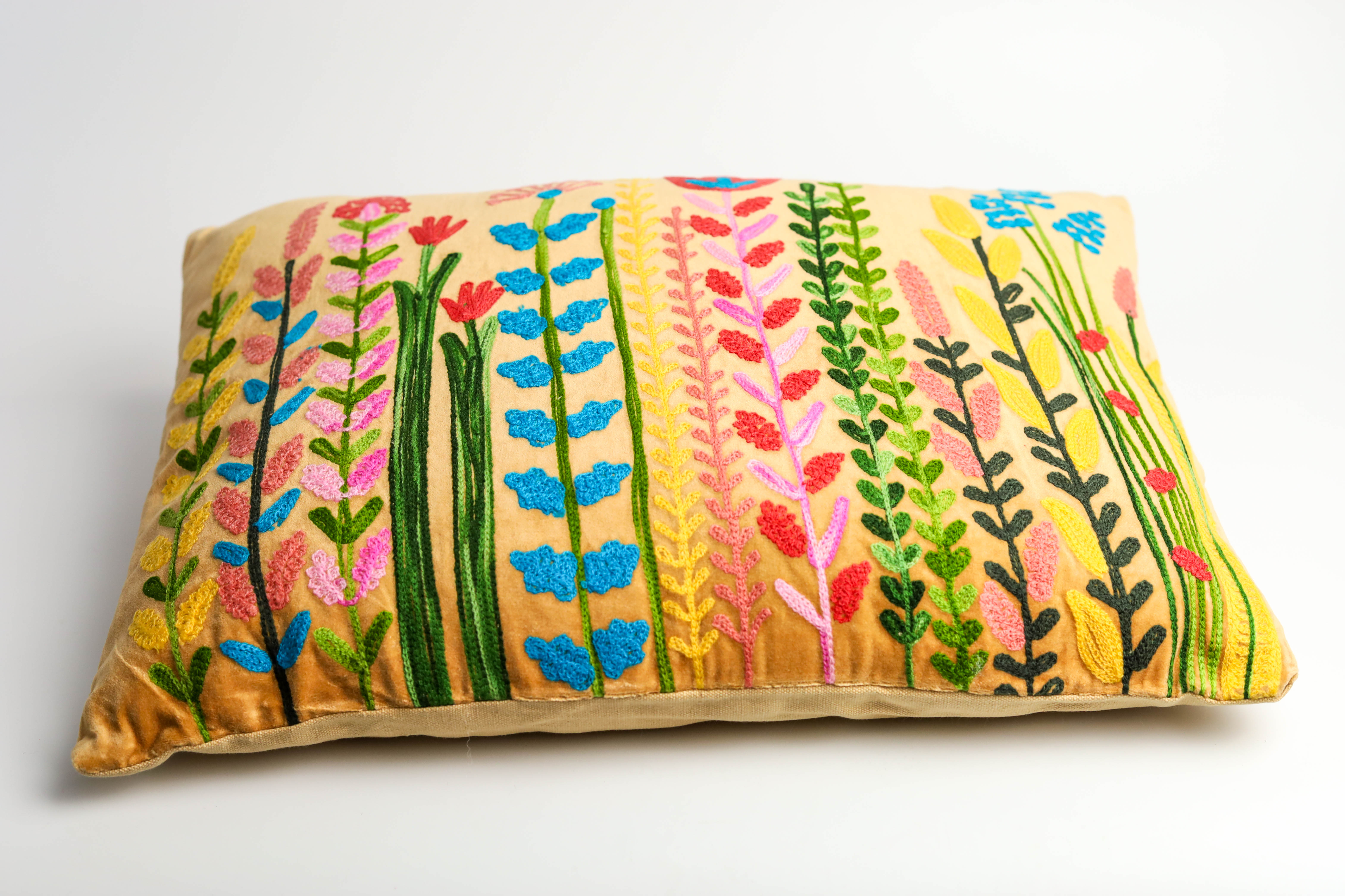 Samtkissenbezug Sofakissen Besticktes Dekokissen, Blumenwiese auf Samt in Handarbeit, Buntes Kissen, Florales Muster, weiches Kissen mit Füllung 